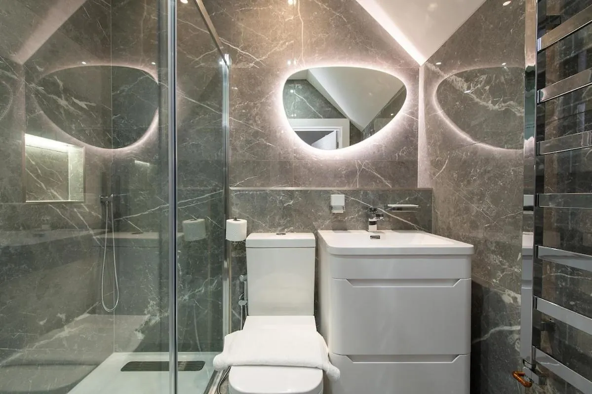Windsor Manor - Luxury 5-Bed Retreat In Solihull 0*,