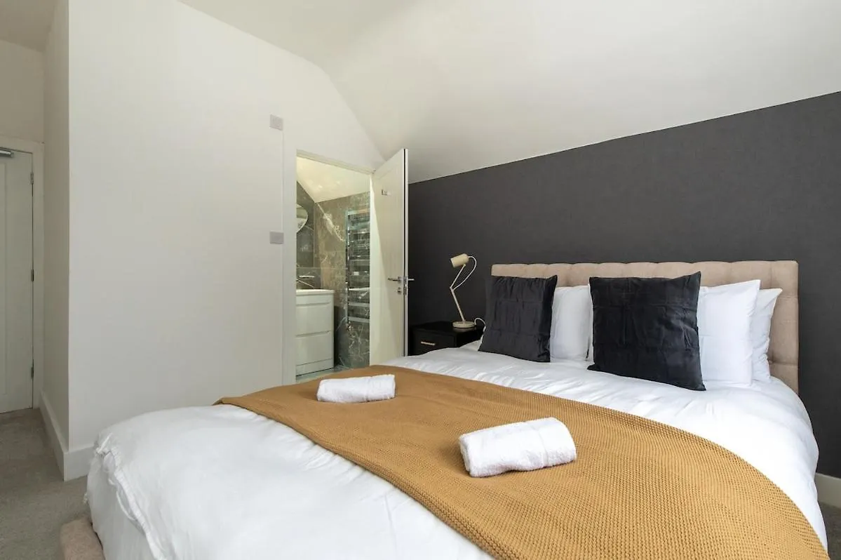 Windsor Manor - Luxury 5-Bed Retreat In Solihull
