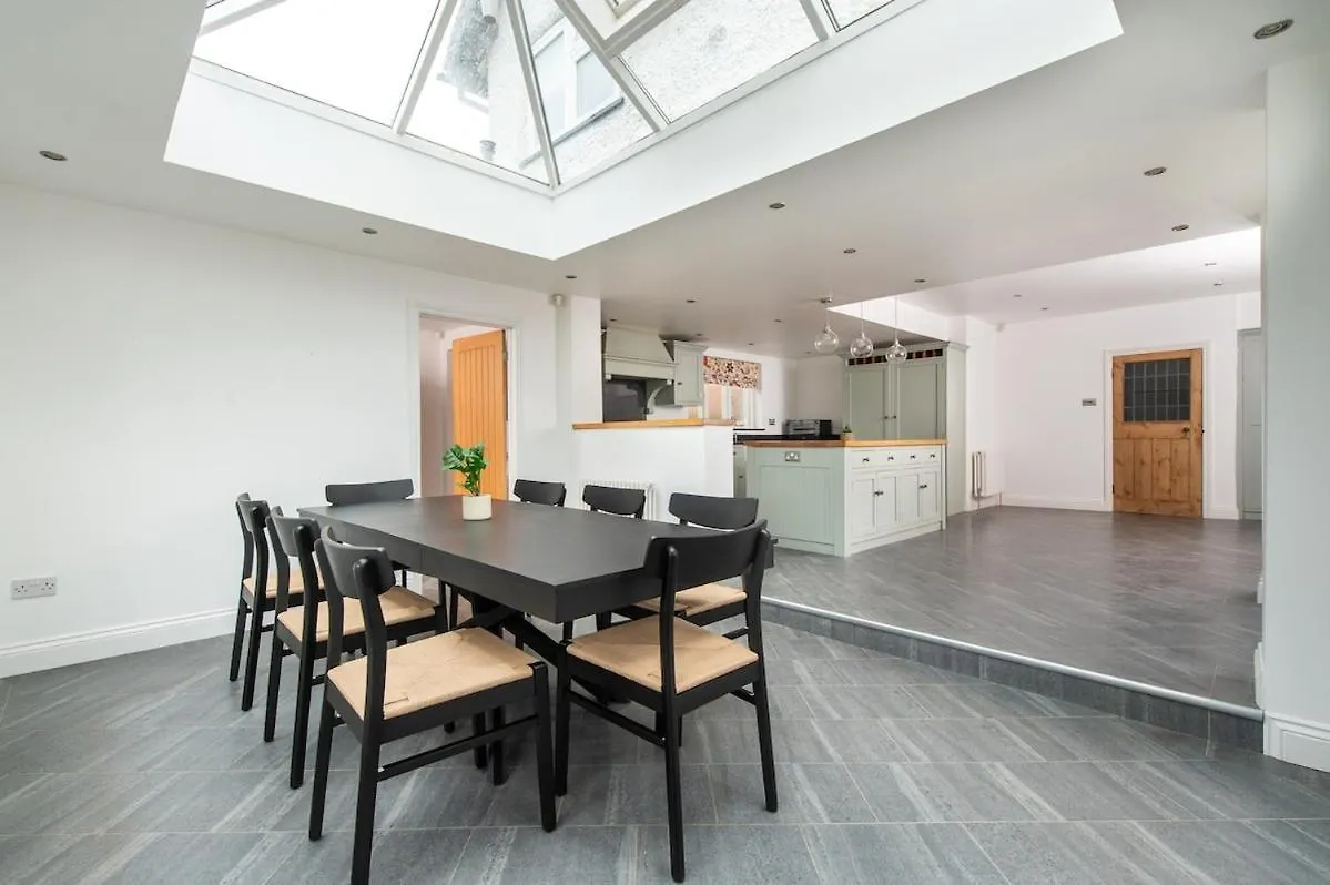 Windsor Manor - Luxury 5-Bed Retreat In Solihull Holiday home