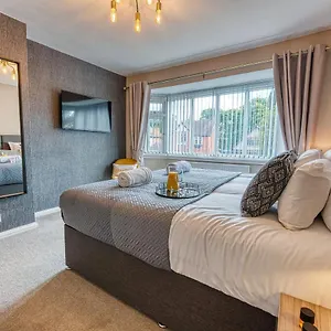  Holiday home Elegant House: 5-bed Retreat For Business & Leisure