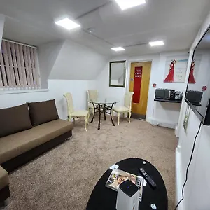  Apartment Stylish Modern 1-bed In Prime Town Centre