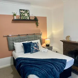  Holiday home Spacious 4 Bed Near Nec, Jlr & Airport Parking For 3 Cars Ideal For Contractors!