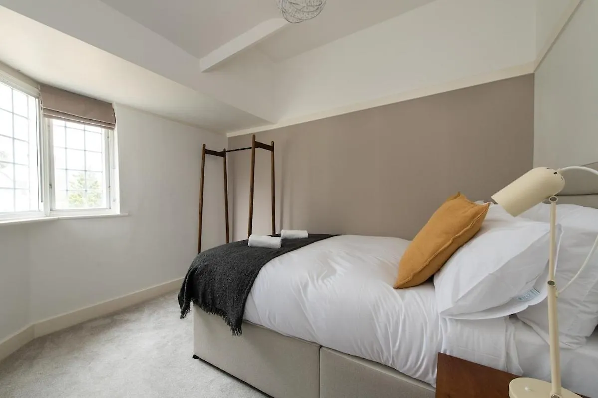 Windsor Manor - Luxury 5-Bed Retreat In Solihull
